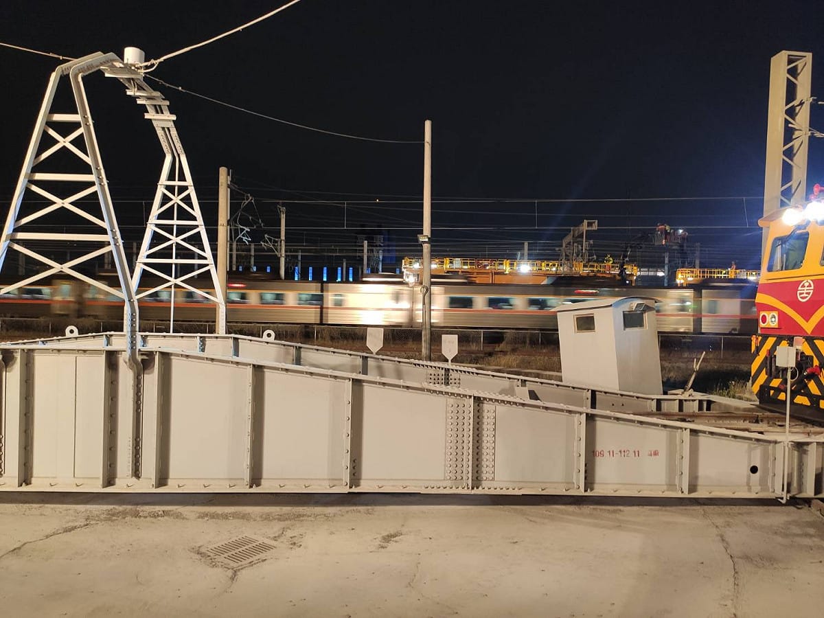 全力搶修後台鐵恢復通車。 圖：高雄市工務局提供