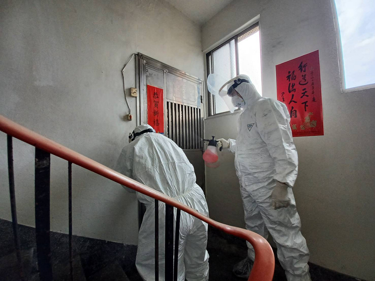 動保處人員入內前先噴灑消毒劑。 圖：新北市動保處提供