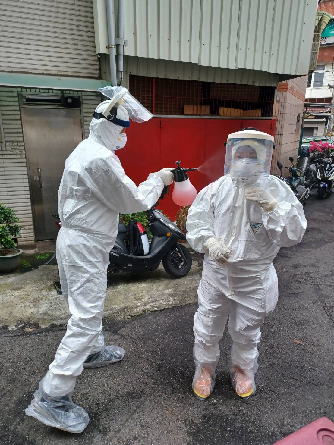 動保處人員抵達現場穿著防護衣。 圖：新北市動保處提供