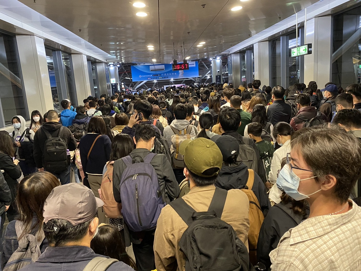 雙鐵南下及北上列車接連停駛，高鐵與台鐵都有很多搭車返鄉旅客都塞在車站。 圖：翻攝陳以信臉書
