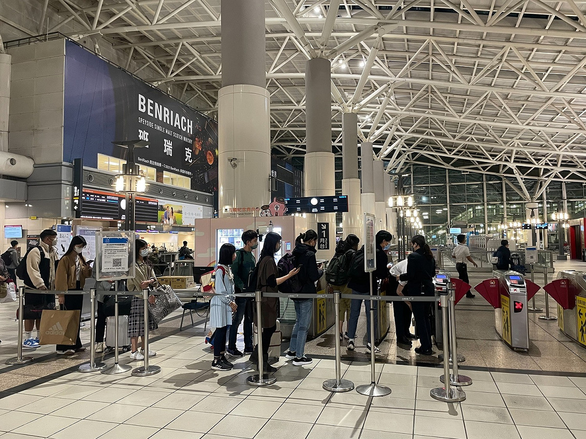 高鐵表示，已提前於晚間10點40分完成搶修，於10點40分與11點自左營站各發出一班列車往南港站。 圖：翻攝陳其邁臉書
