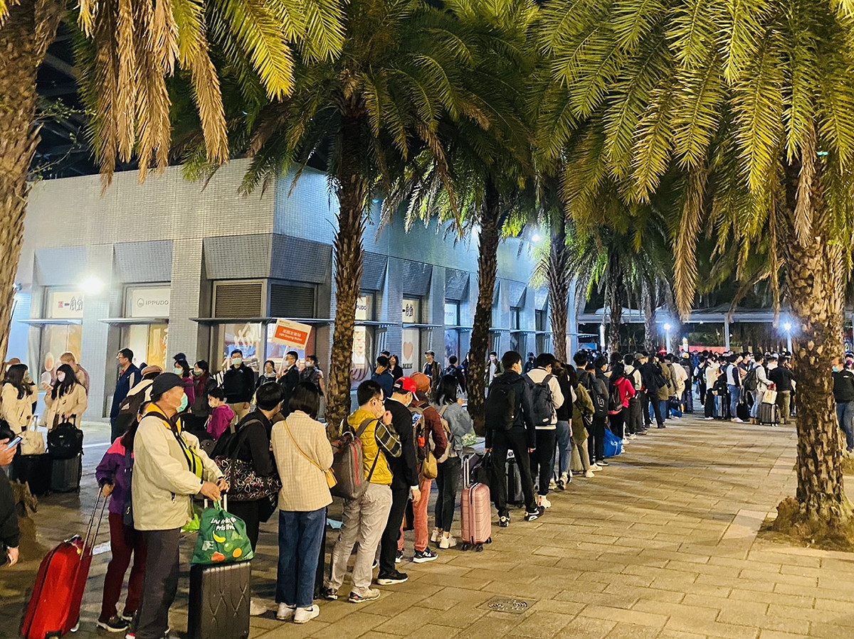 連續假期的前一夜，高鐵突然因為電力問題停駛，台南高鐵站外，欲搭車返鄉掃墓的民眾大排長龍。 圖：翻攝陳以信臉書