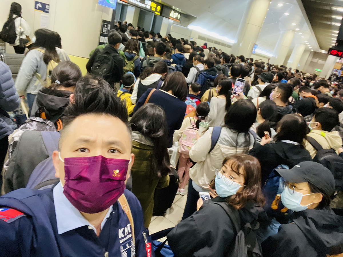 高鐵停駛，國民黨籍立委陳以信也被困在台南高鐵站內。 圖 : 翻攝自陳以信臉書