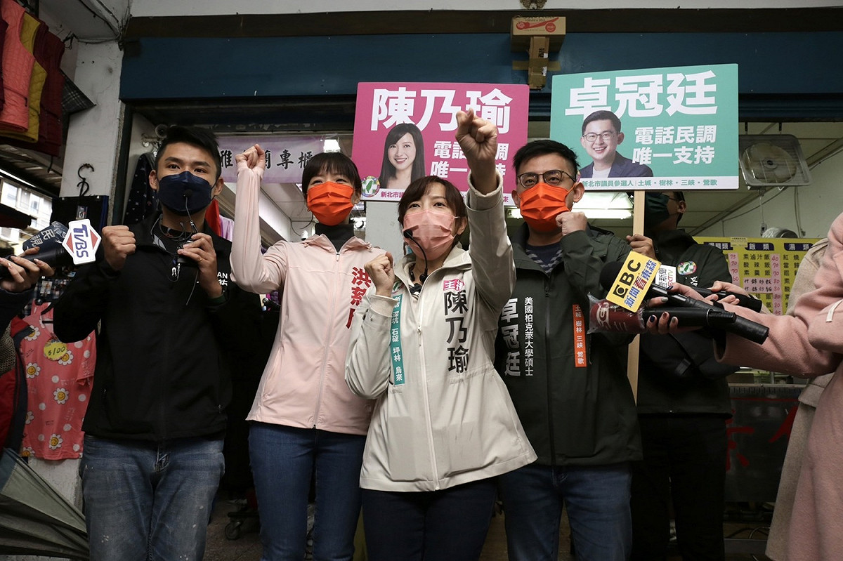市議員參選人卓冠廷與太太洪慈庸力挺陳乃瑜。 圖：陳乃瑜辦公室/提供