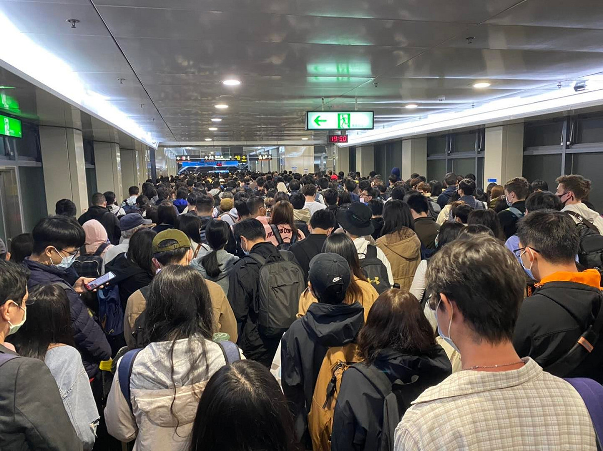 昨日因東南水泥施工不慎導致台電電塔倒塌，造成雙鐵逾12旅客受影響（圖為高鐵台南站）。 圖 : 翻攝自陳以信臉書