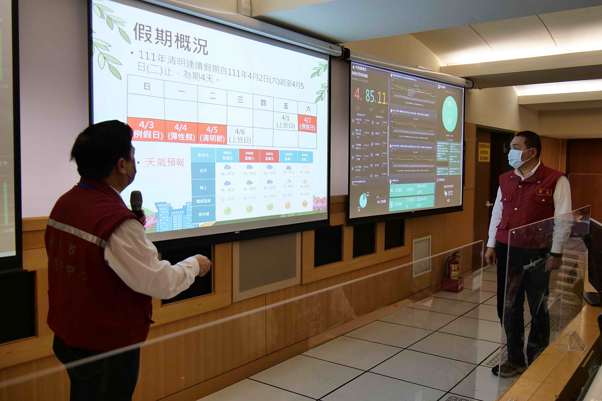 侯友宜一早前往交控中心聽取即時交通路況。 圖：新北市交通局 / 提供