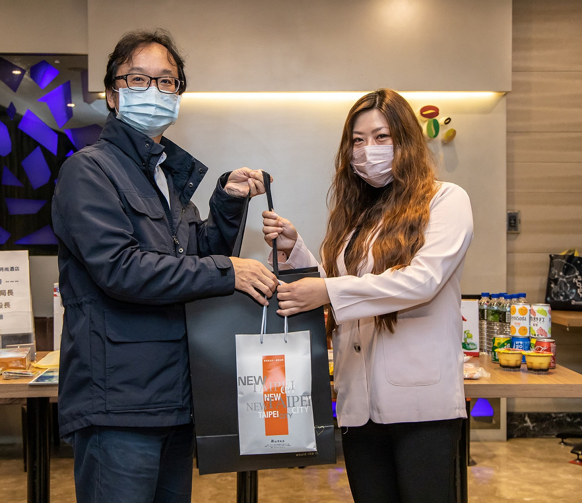 新北市觀旅局長楊宗珉 (左)送上玩具包，讓入住防疫旅館的住客感受到滿滿的溫暖。 圖：新北市觀旅局 / 提供