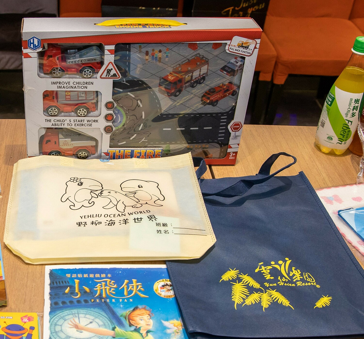 新北市政府兒童節禮包，內含遊戲繪本、創意積木組、玩具車組等豐富禮品。 圖：新北市觀旅局 / 提供