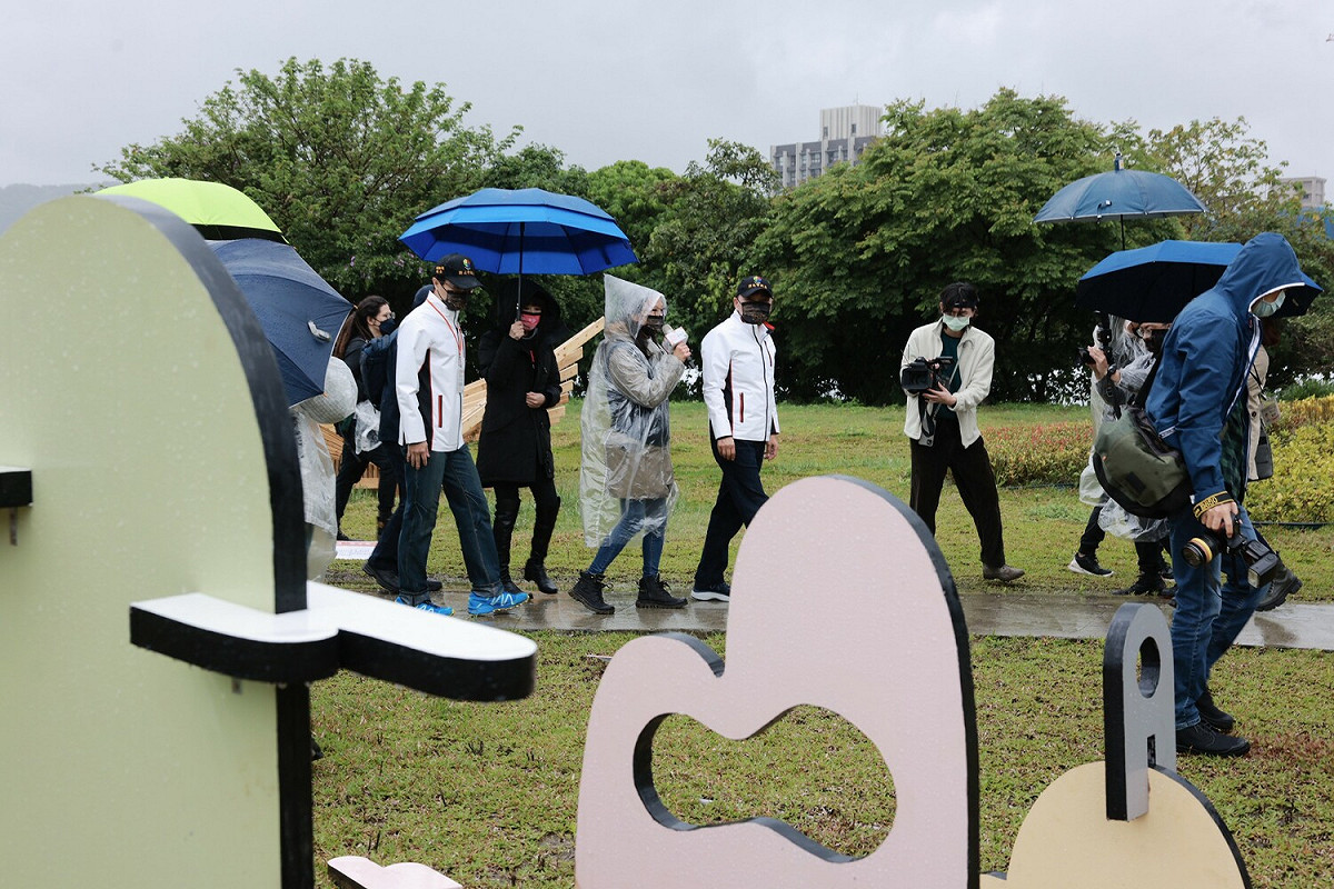 城鄉局科長張琬如向侯友宜導覽裝置藝術品。 圖：新北市城鄉局/提供