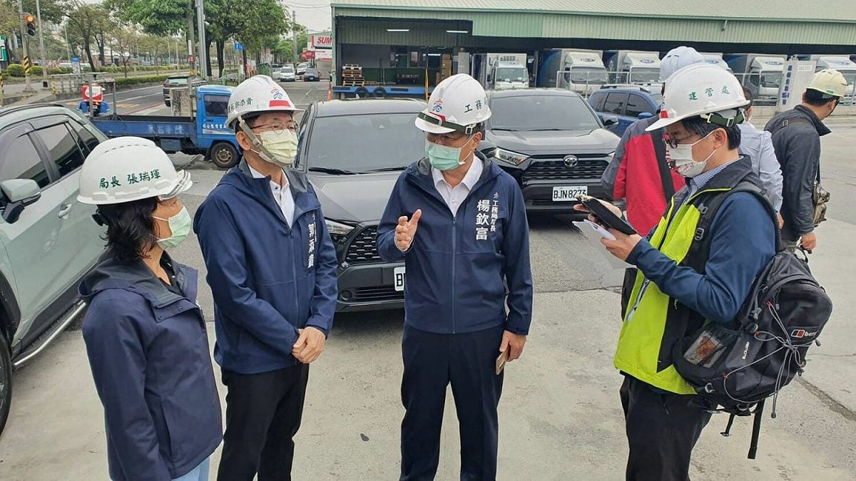 高市府秘書長郭添貴(左二)親自帶隊稽查。 圖：高雄市政府 / 提供