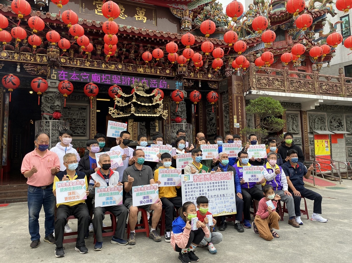「教懷博愛獎學金」受惠學生及家長感謝鍾佳濱。 圖：鍾佳濱服務處提供
