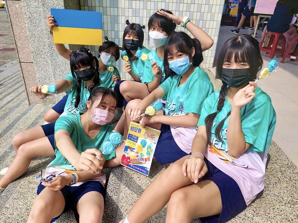 五福國中學生義賣烏克蘭國旗糖捐助當地學童。 圖:高雄市五福國中提供