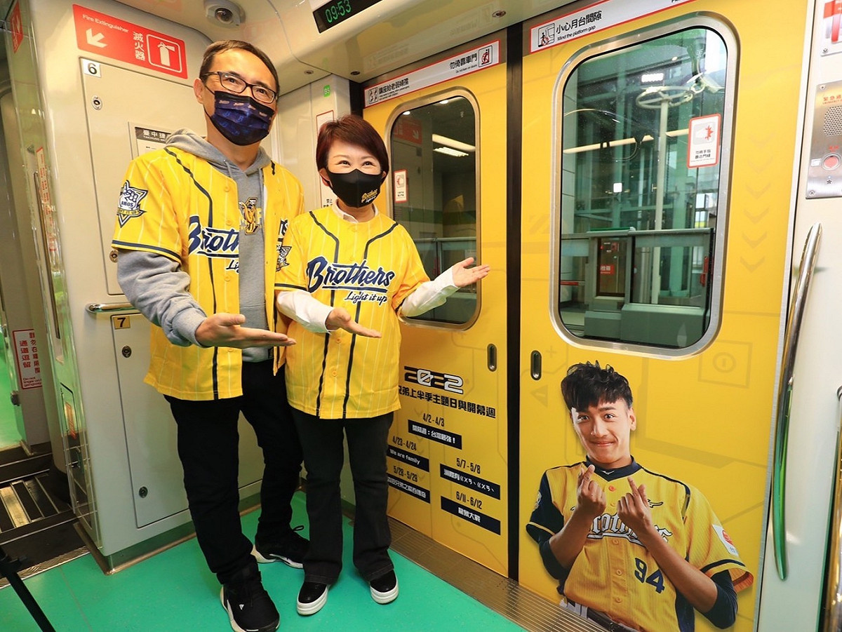 車廂門有中信兄弟球員的英姿。 台中市政府/提供