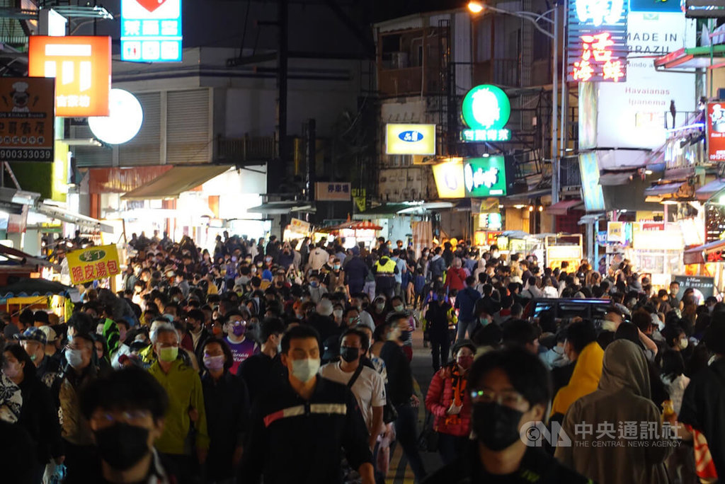 清明連假開跑，墾丁地區訂房率逾9成，墾丁大街2日晚間湧現大量遊客。當地警方因應人潮，採人車分流管制，車輛行駛大灣路，墾丁大街則變成徒步區。 圖：中央社