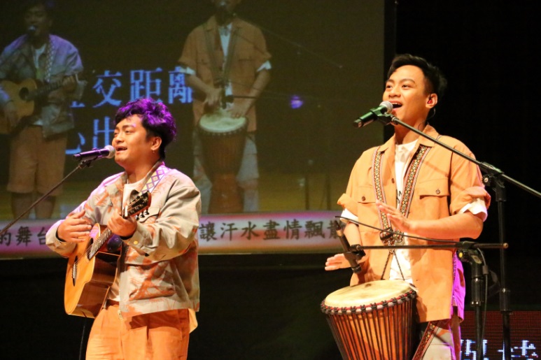 實力男團黑旋風自彈自唱的開場表演，帶動全場氣氛。 圖：新北市文化局提供