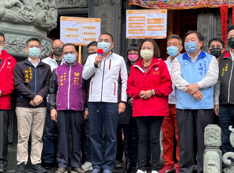 侯友宜表示，賀聖宮是五股地區重要信仰中心，廟方秉持玄天上帝慈悲為懷的精神，長期推動公益慈善，提供學子獎助學金、急難救助金及發放物資予在地弱勢團體。 圖：新北市民政局提供