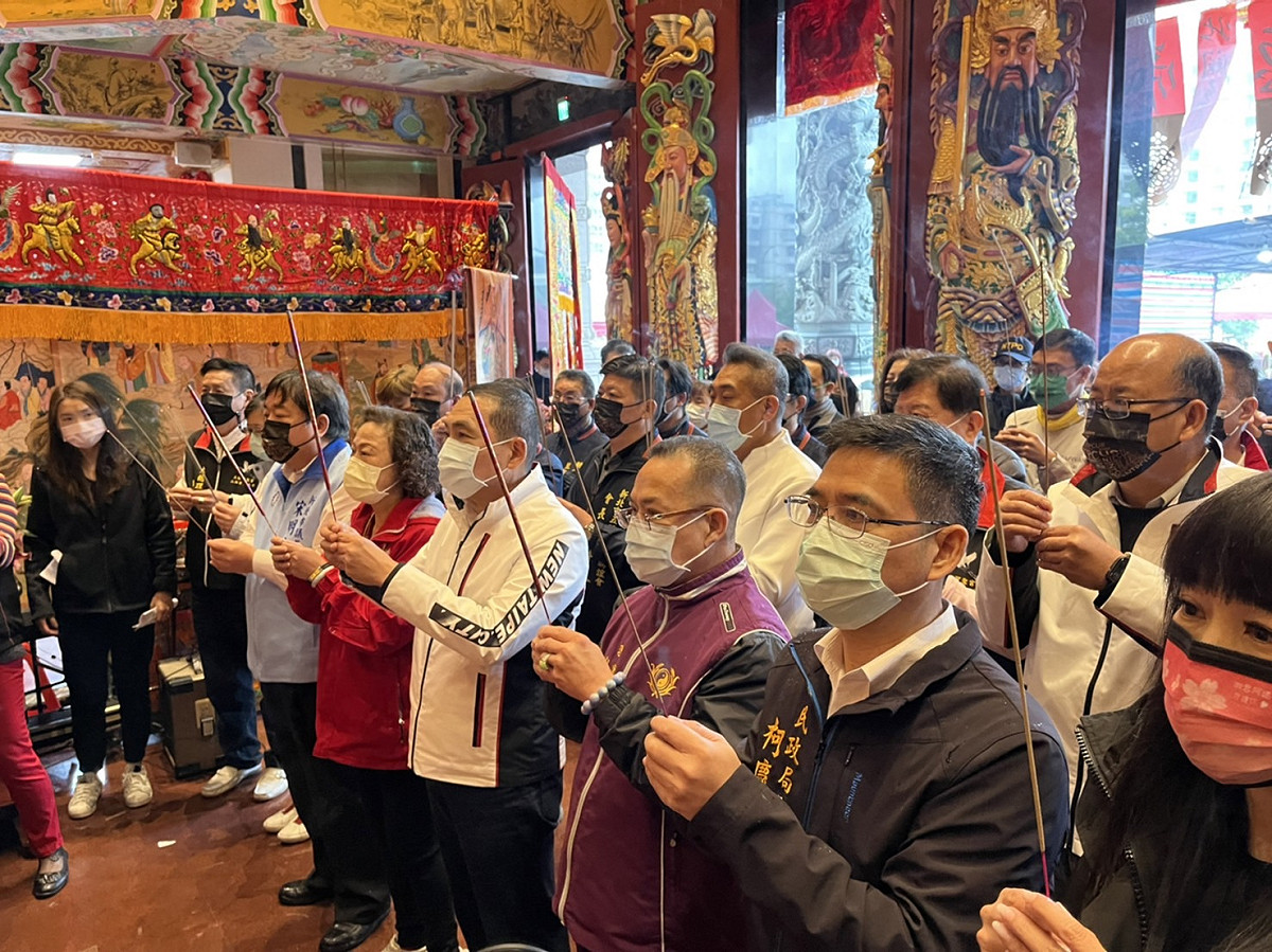 明(3)日農曆3月3日是玄天上帝聖誕千秋，新北市長侯友宜今(2)日上午前往五股賀聖宮向玄天上帝暖壽祈福 圖：新北市民政局提供