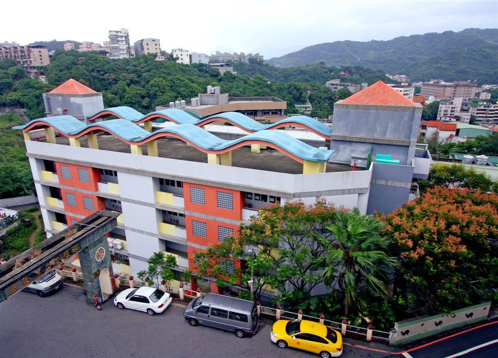 基隆市東信國小1名學生確診，昨天已完成42名學生採檢，確診學生班級停課至8日復課。 圖/基隆市信義區東信國民小學臉書粉專