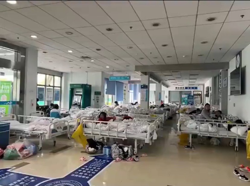 上海一處金山區的「金山嬰幼兒隔離點」，房裡滿是無自主能力的嬰幼童，甚至三人擠一床，哭聲此起彼落。 圖：翻攝自微博