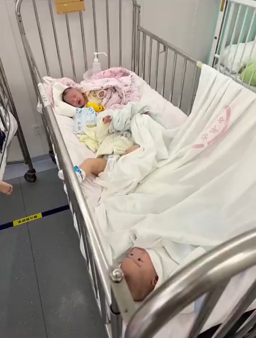 上海一處金山區的「金山嬰幼兒隔離點」，房裡滿是無自主能力的嬰幼童，甚至三人擠一床，哭聲此起彼落。 圖：翻攝自微博