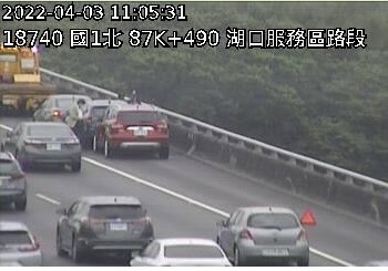 11:03 國 1 南向 87.6k，外路肩 3 小客車追撞，回堵 4.5 公里。 圖：交通部高速公路局提供