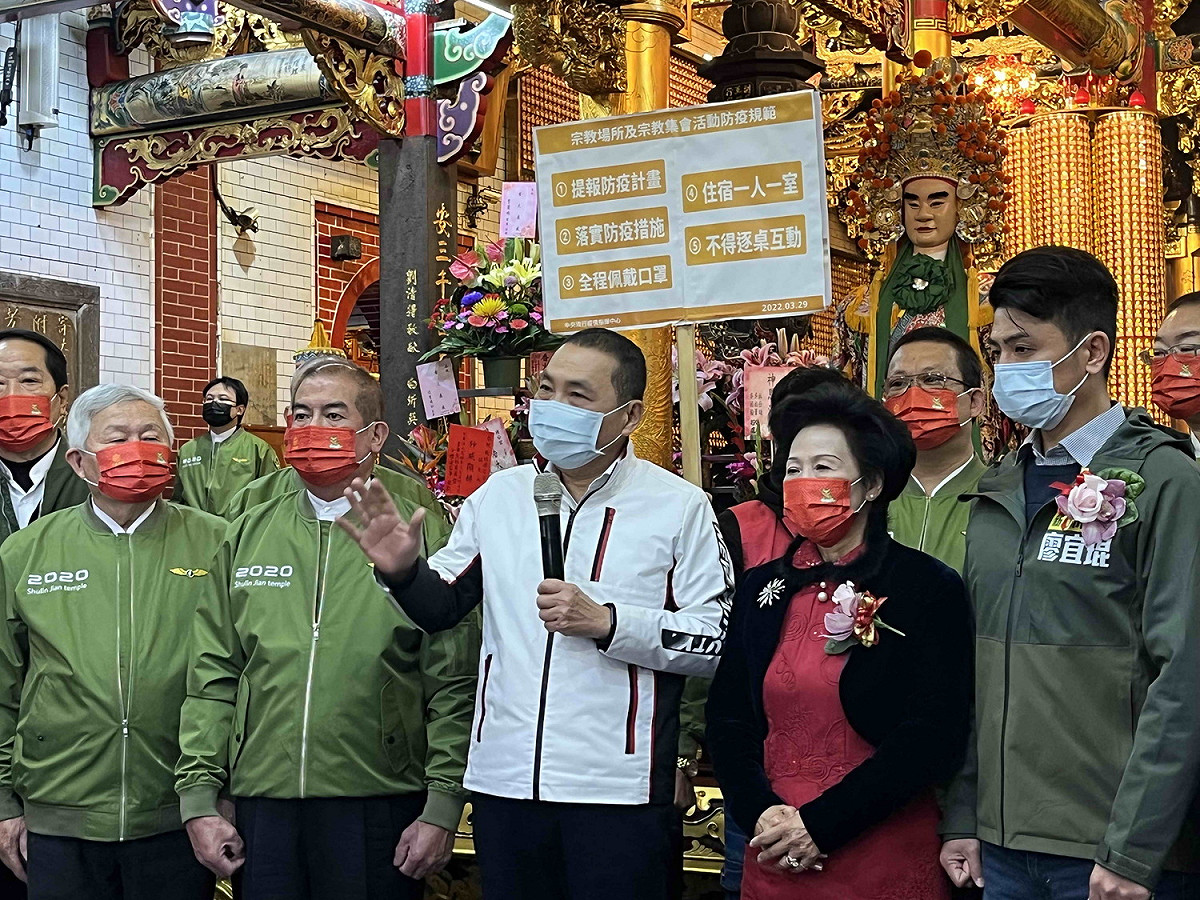 侯友宜赴樹林濟安宮參拜祈福，籲民眾作好防疫。 圖：新北市民政局提供