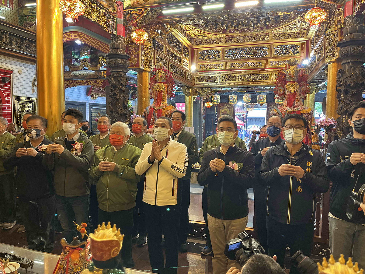侯友宜率民政局長柯慶忠、樹林區長王坤南等人到樹林濟安區參拜。 圖：新北市民政局提供