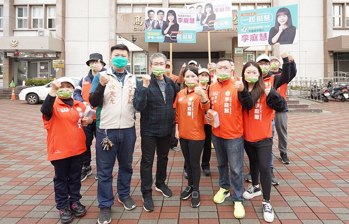 楊烈(左三)向大旗美選民推薦李庭慧。 圖：高雄正能量提供