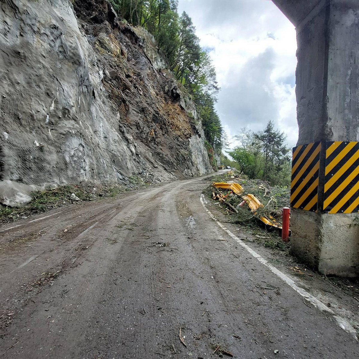 花蓮山區連日降雨，台 8 線 117.4 公里處關原路段持續發生坍方，邊坡土石，交通再度中斷。 圖：翻攝自「中橫路況交通資訊站」臉書