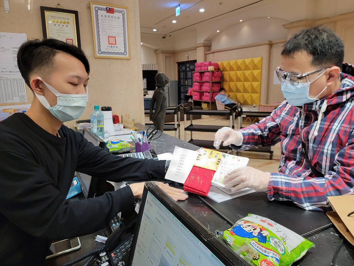 高市教育局致贈防疫隔離中的師生關懷卡片及禮物。 圖：高雄市教育局提供
