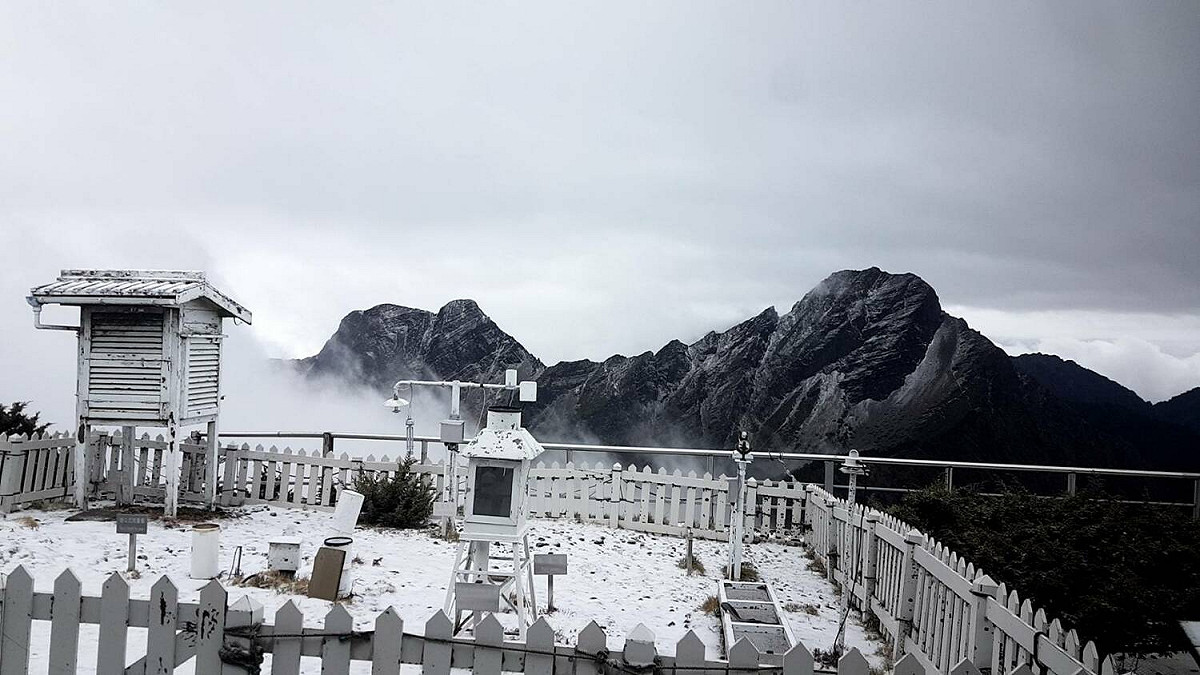 受低溫與水氣影響，玉山下午 14 時 30 分突然飄降 4 月雪。 中央氣象局提供