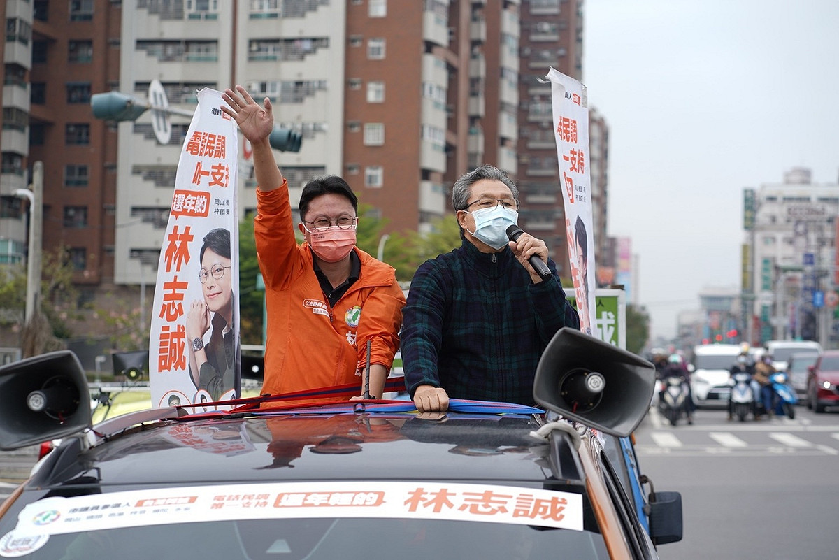 楊烈(右)向選民推薦林志誠。 圖：高雄正能量提供