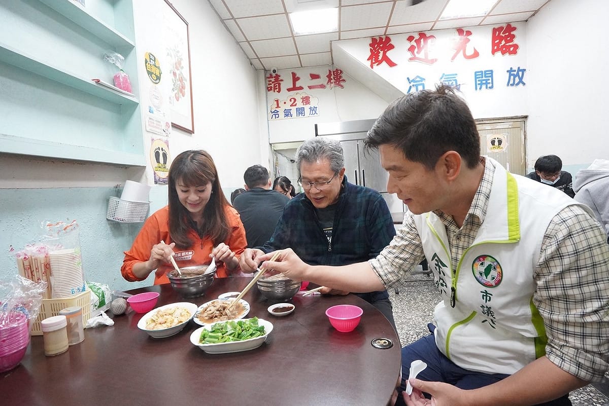 楊烈(中)兩位參選人到光華夜市用餐。 圖：高雄正能量提供