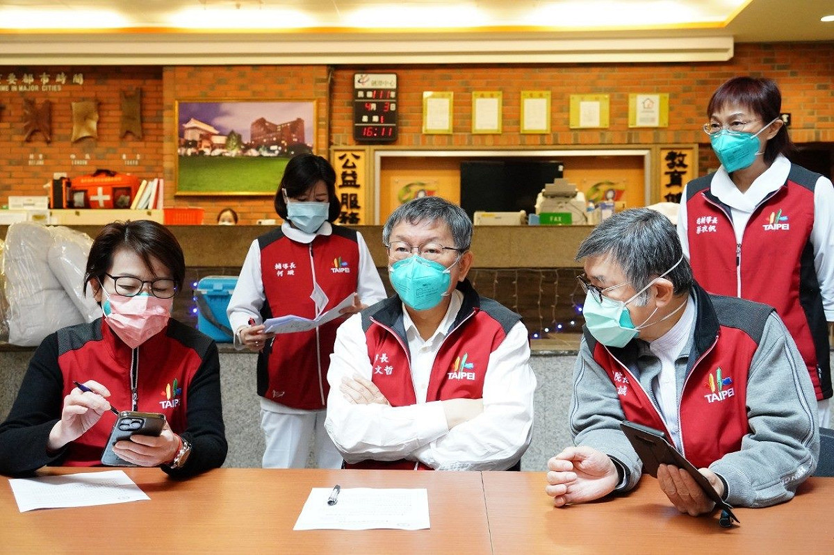 柯文哲今與副市長黃珊珊視察劍潭加強型防疫專責旅館，針對陳時中稱「無法預期感染數」，他諷刺「國家資源掌握在你手上，你無法那就算了」。 圖：台北市政府提供