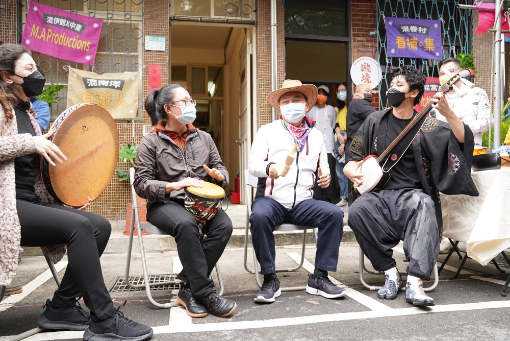 新北市長侯友宜（右二）與現場市集表演者同樂。 圖：新北市文化局提供