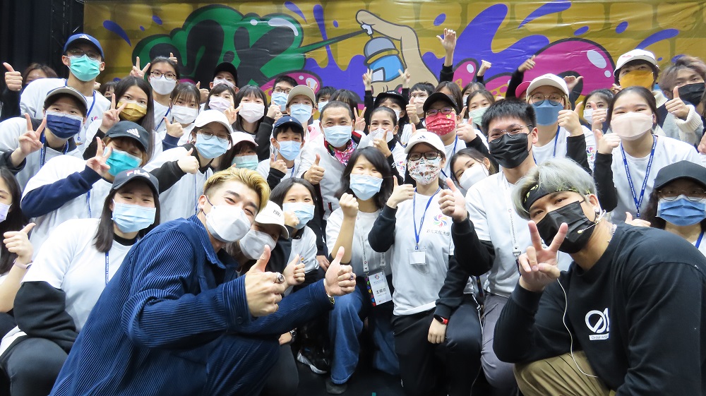 新北市長侯友宜與現場青年朋友及舞團合照。 圖：新北市文化局提供