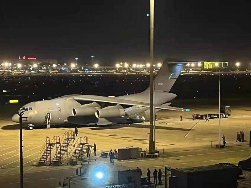 中國網友在深夜目擊解放軍運-20運輸機降落在上海虹橋機場，載運相關物資和人員來協助防疫。 圖：翻攝微博