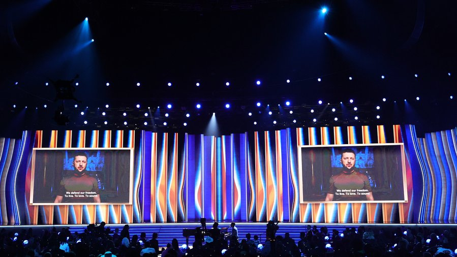 烏克蘭總統澤連斯基（Volodymyr Zelensky）驚喜現身第64屆葛萊美獎（Grammy Awards）。 圖：翻攝自＠AndreasHarsono推特
