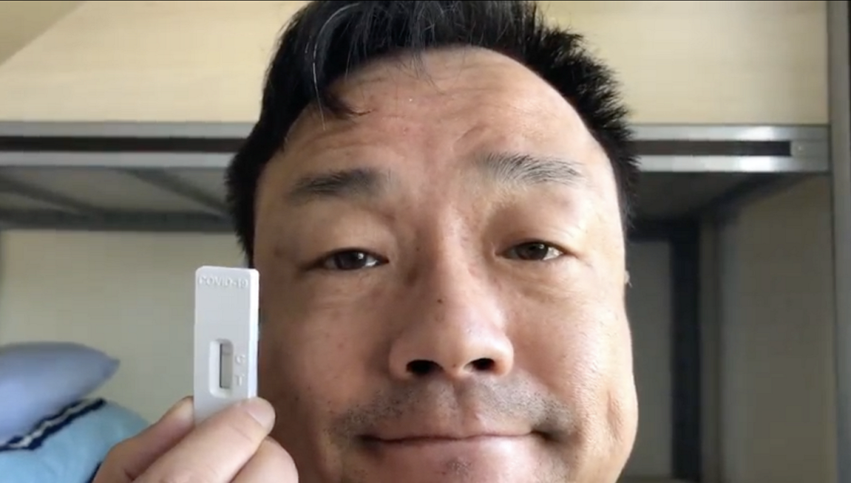 王喜曬出「快篩」陰性的影片。 圖：翻攝王喜臉書
