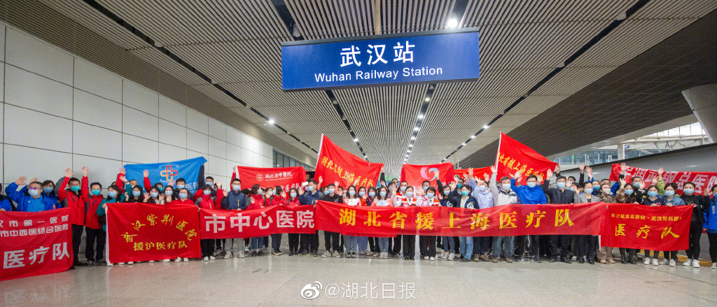 上海4日全民檢測，動員來自多個省份的醫護人員以及軍方人員支援上海，要在36小時內完成上海2500萬居民的核酸檢測。 圖：翻攝自湖北日報
