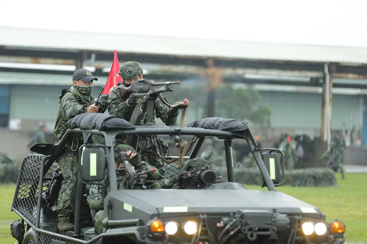 國防部今（4）日證實，有4名外包商駐點人員及1名軍職人員確診，但5人皆為輕症。 圖：翻攝自國防部發言人臉書