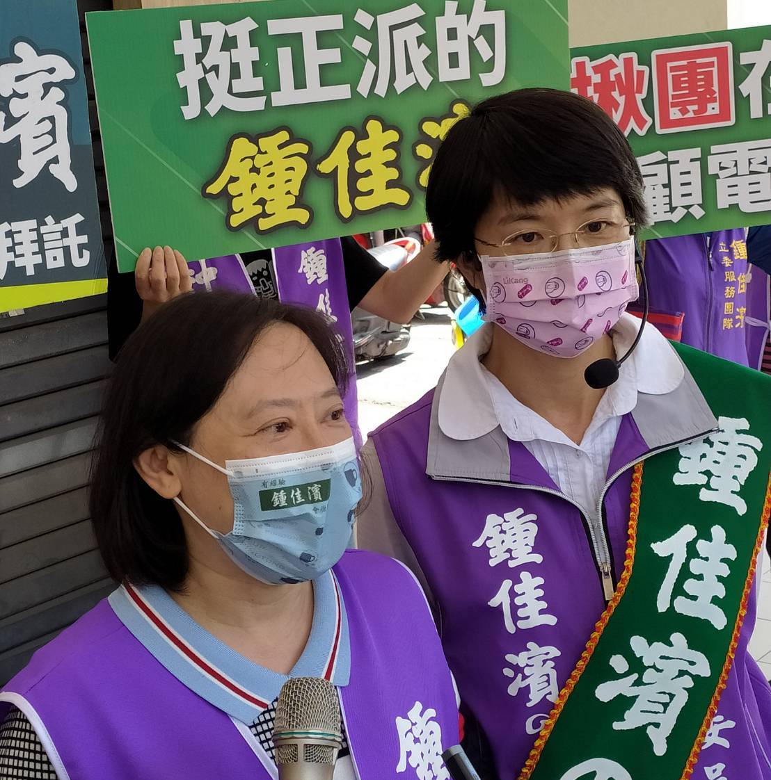 林佳龍牽手廖婉如(左)陪鍾佳濱的另一半楊茹憶拜票。 圖：鍾佳濱服務處提供