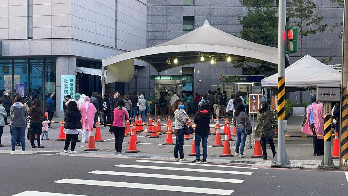 新北市近日篩檢站大排長龍。 圖：翻攝自卓冠廷臉書