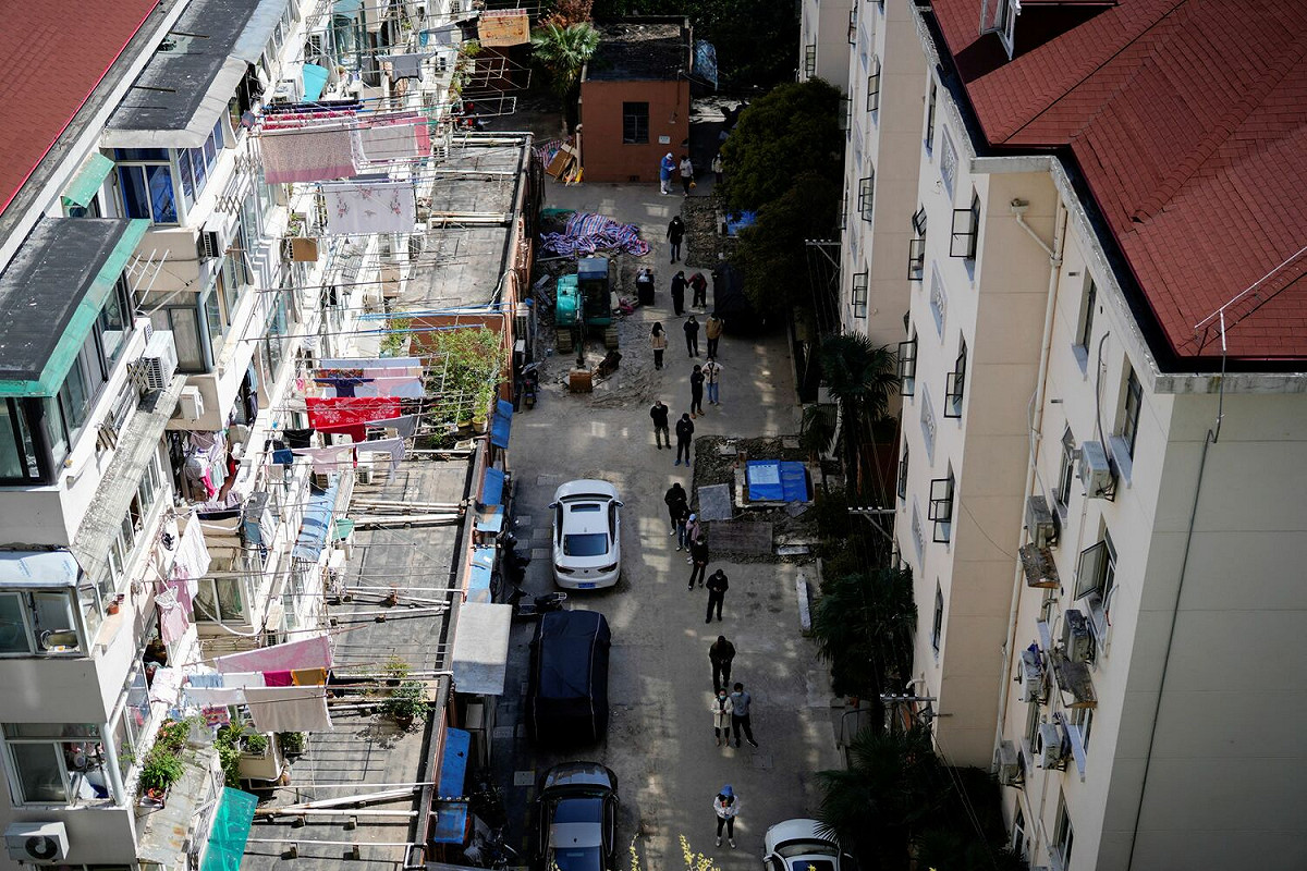 上海居民在住宅區排隊，分批進行核酸檢測。 圖：達志影像 / 路透社