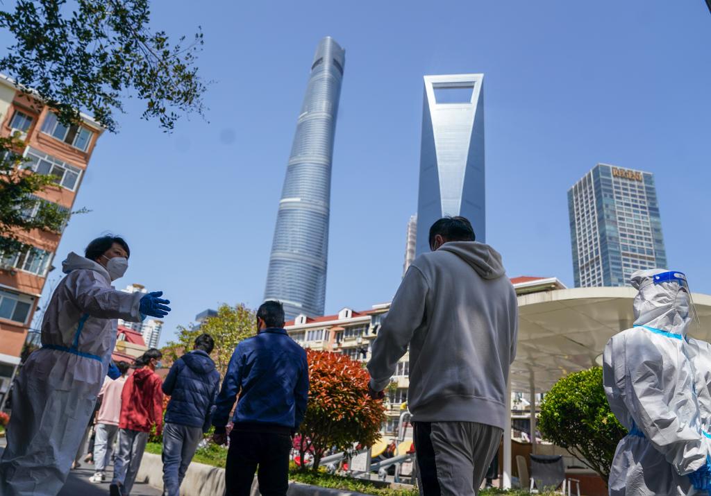上海確診人數遽增，中國動用35000檢驗人員，拚單日篩檢全上海2500萬人。圖為民眾排隊接受篩檢。 圖：翻攝自新華社(資料照片)