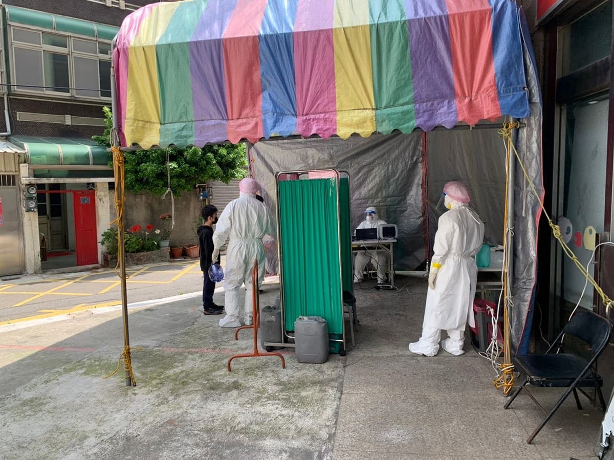新竹縣5日新增13例新冠肺炎本土確診案例，設置社區篩檢站。 圖：新竹縣政府提供