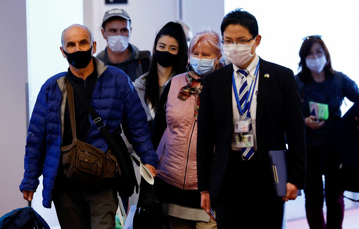 訪問波蘭的日本外務大臣林芳正日前出訪波蘭，回程時讓20名烏克蘭避難民眾同機。圖為烏克蘭避難民眾抵達日本東京羽田機場。  圖：達志影像/路透社