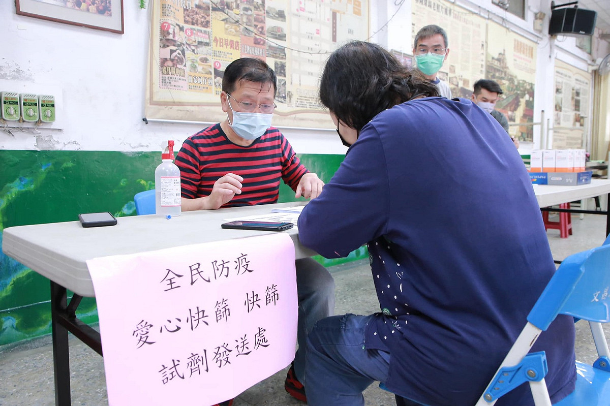 黃軒表示，Omiconen多為輕症或無症狀，因此國外很鼓勵民眾在家先備好篩檢工具。（此圖為基隆市近期分批發放快篩試劑） 圖：取自林右昌臉書