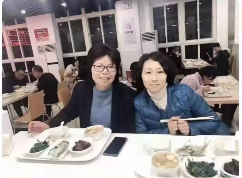 朱謂萍（圖左）是浦東新區疾控中心的傳染病防治與消毒管理科主任。 圖：擷取自《光傳媒》