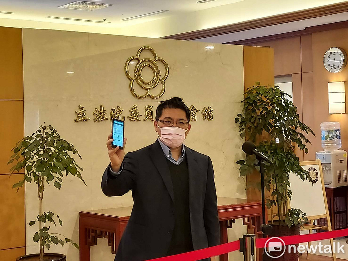 邱顯智釋出PCR陰性證明。 圖:陳佩君/攝